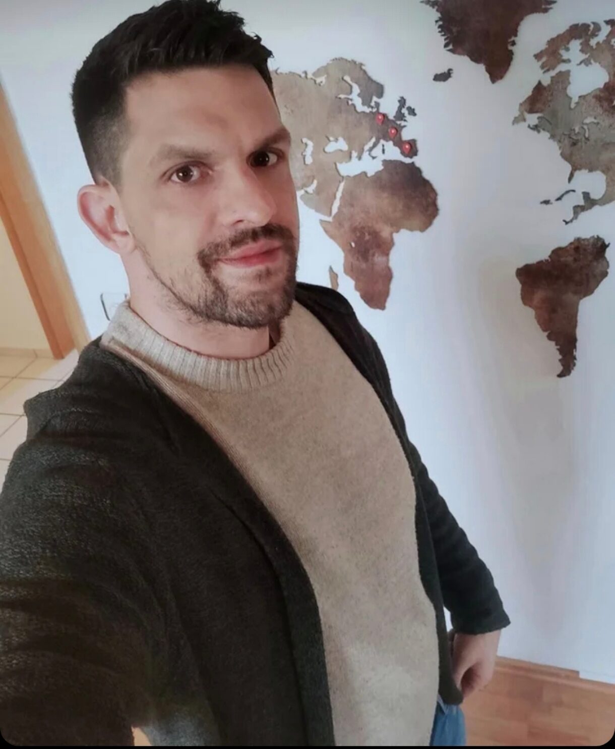 Dennis Ayllon Castano, Gründer von Trotzdem.